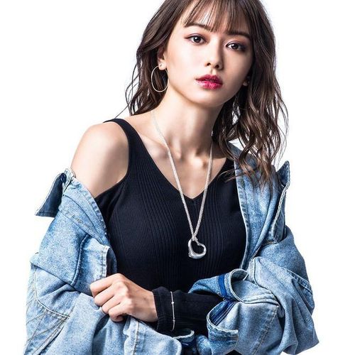 Chẳng cần phải cạnh tranh với ai, "người mẫu nấm lùn" Nhật Bản cũng nhận được hàng tá lời mời đóng quảng cáo, làm đại diện cho các thương hiệu thời trang có tiếng tại xứ sở hoa anh đào.