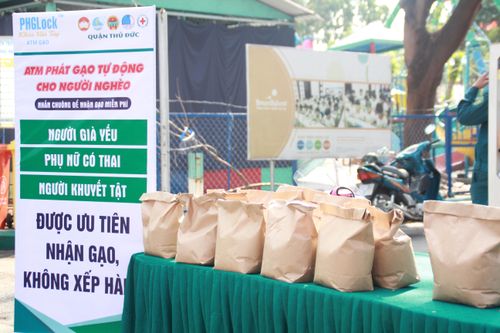 Những người già yếu, phụ nữ có thai, người khuyết tật sẽ được ưu tiên nhận gạo mà không cần phải xếp hàng