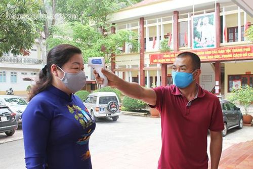 Các đại biểu tại điểm cầu Thành phố kiểm tra thân nhiệt trước khi dự Kỳ họp