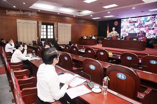 Các đại biểu biểu quyết thông qua Nghị quyết tại Kỳ họp. 
