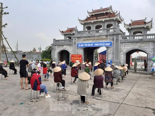 Người dân giữ khoảng cách phòng chống dịch bệnh khi đến nhận gạo