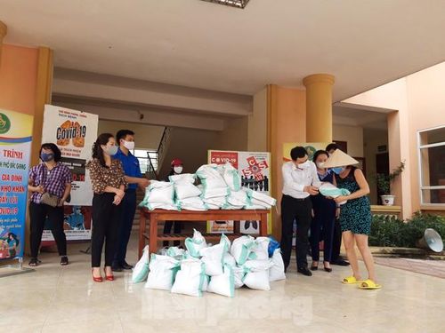 Tại các phường của thành phố Bắc Giang đều có điểm tặng gạo đến người nghèo
