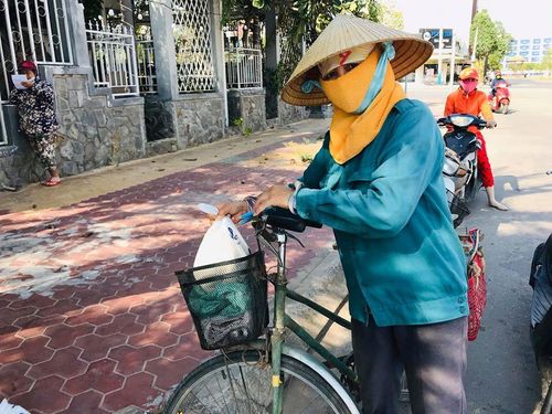 Người đến nhận gạo là những người lao động nghèo, gặp khó khăn vì dịch COVID -19