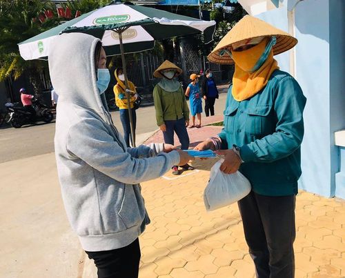 Bên cạnh nhận 2,5kg gạo, mỗi người dân còn được tặng khẩu trang y tế