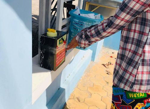 Sát khuẩn phòng chống dịch bệnh trước khi nhận gạo