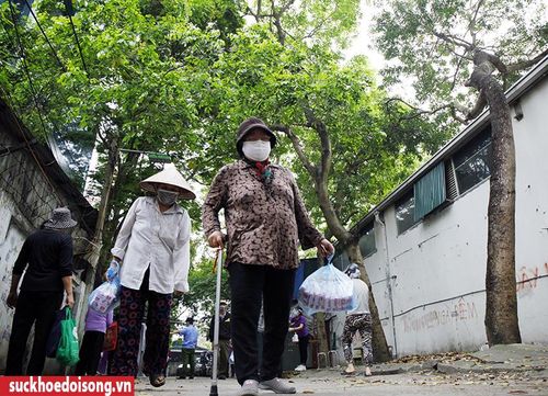 Sáng chủ nhật, hàng trăm người dân xếp hàng, khoảng cách giữa hai người luôn được tình nguyện viên nhắc nhở, đồng thời mỗi người đều được đo nhiệt độ, đi qua buồng khử khuẩn trước khi đến cây “ATM mì và trứng” cố định tại ngõ 487 Hoàng Quốc Việt- Hà Nội để nhận mỳ tôm và trứng miễn phí. Có người 10 gói mỳ, có người nhiều hơn, có người kèm theo trứng... tùy theo từng hoàn cảnh của người đến nhận.