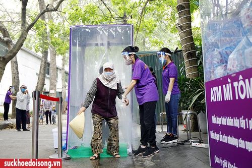 Các thành viên phát quà cho người dân cũng được trang bị mặt nạ chống giọt bắn, găng tay, khẩu trang đầy đủ và hướng dẫn người dân đi qua buồng khử khuẩn.