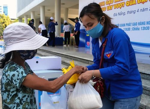 Đoàn viên, thanh niên hỗ trợ người dân nhận gạo.
