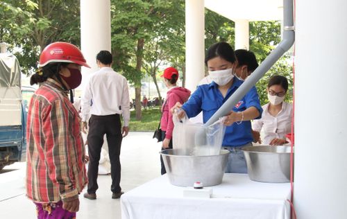 Tính đến nay (20-4), nhà trường đã tiếp nhận 20 tấn gạo và phát hơn 12 tấn gạo cùng hàng ngàn quả trứng và các nhu yếu phẩm khác