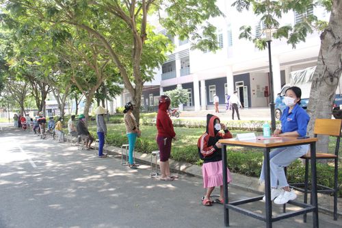Tại trường Cao đẳng du lịch Đà Nẵng (đường Nam Kỳ Khởi Nghĩa, quận Ngũ Hành Sơn, TP Đà Nẵng), nhiều người dân đã đến xếp hàng đợi đến lượt nhận gạo hỗ trợ người nghèo khó vì dịch Covid-19