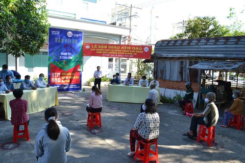 Người dân tại TP Vị Thanh đến nhận ATM gạo 