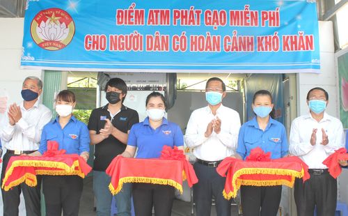 Lãnh đạo Tỉnh ủy Bến Tre cùng nhà tài trợ cắt băng khánh thành máy ATM gạo