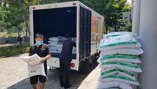 Gạo tiếp tục được các Mạnh Thường Quân ủng hộ đến Trường Cao đẳng Du lịch Đà Nẵng phục vụ người dân khó khăn.