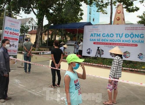 Người nhận gạo đứng khoảng cách an toàn