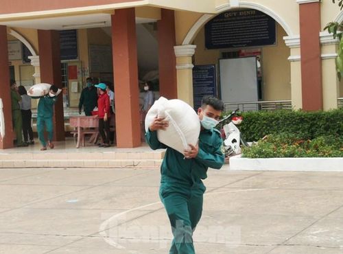 Ngay khi có điểm phát gạo miễn phí, nhiều mạnh thường quân liên hệ để tài trợ thêm để duy trì cho đến khi hết dịch