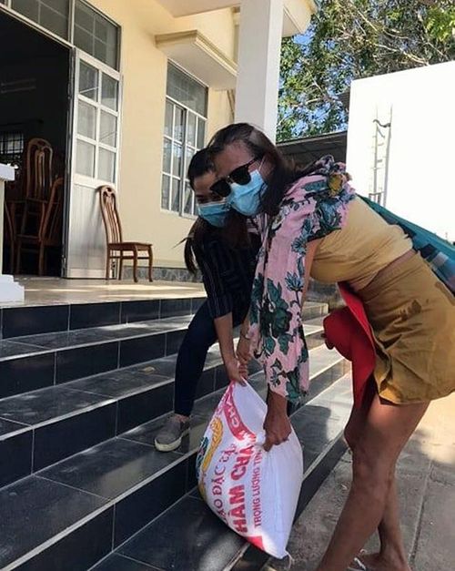 Những người nước ngoài ở Mũi Né (Phan Thiết) mang gạo đến ủng hộ cho người nghèo. Ảnh: Phương Nam. 