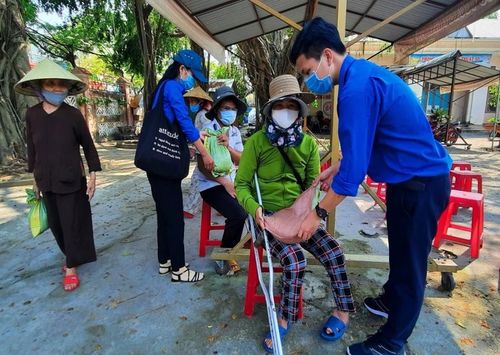 Vợ chồng chị Thanh hạnh phúc khi được nhận gạo.