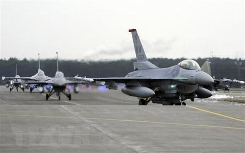 Máy bay chiến đấu F-16 của Không lực Mỹ chuẩn bị cất cánh tại căn cứ không quân Misawa, Nhật Bản. (Ảnh: AFP/TTXVN)