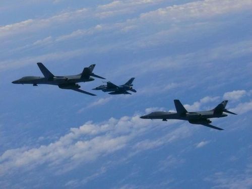 Một máy bay ném bom chiến lược B-1B Lancer đã bay từ lục địa Mỹ đến Nhật Bản vào ngày 22-4, để cùng hoạt động với 15 máy bay chiến đấu của Nhật Bản.