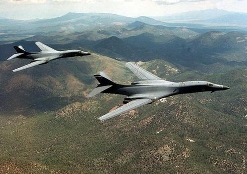 B-1B Lancer là phi cơ tàng hình cánh cụp cánh xòe, có khả năng di chuyển với tốc độ gần bằng vận tốc âm thanh ở độ cao dưới 1.000m. Những chiếc B-1B ra đời nhằm thay thế vai trò phi cơ ném bom chiến lược của pháo đài bay B-52.