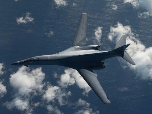 Tùy từng điều kiện hoạt động, cánh của B-1B Lancer có khả năng duỗi thẳng hoặc xếp chéo, giúp máy bay trở nên linh hoạt hơn trong tác chiến.