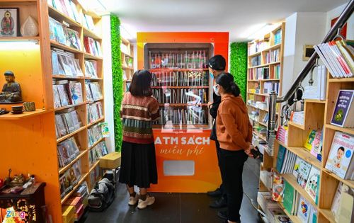 Sáng 24/4, cây ATM sách miễn phí được lắp đặt tại một nhà sách trên phố Tô Hiệu (quận Cầu Giấy, Hà Nội). Nó hoạt động dựa trên nguyên tắc máy bán hàng tự động nhưng lại chứa sách và hoàn toàn miễn phí.