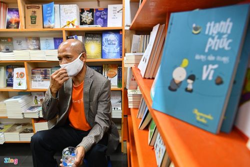 Chủ cây ATM đặc biệt này là tiến sĩ Nguyễn Mạnh Hùng - Chủ tịch HĐQT Công ty Thái Hà Books. Ông cũng chính là người lắp đặt những cây ATM gạo đầu tiên ở Hà Nội.