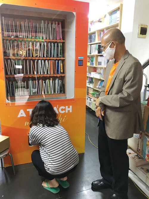 “Bụng có cơm ăn từ gạo của ATM gạo miễn phí rồi, tôi muốn chuyển chăm sóc cả phần tinh thần cho người nghèo. Tôi nghĩ đến việc phải mở ATM sách miễn phí. Vì tri thức với giúp con người làm giàu, sống văn minh và có những điều mình mong muốn. Vì thế sau khi người nghèo đã có sự hỗ trợ về gạo, tôi muốn họ được hỗ trợ về tri thức. Tri thức sẽ giúp họ thoát nghèo bền vững”- ông Hùng chia sẻ.