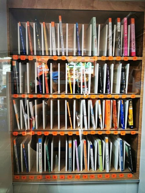 TS Nguyễn Mạnh Hùng, Chủ tịch HĐQT Công ty Thái Hà Books, người mở ATM sách miễn phí này cho biết, ATM sách miễn phí có nguyên tắc hoạt động giống máy bán hàng tự động. Chỉ khác là trong máy chứa loại hàng hóa “đặc biệt” đó là sách. Mọi người sẽ được tặng sách miễn phí khi đến ATM này. Theo đó, chỉ cần bấm nút, chọn số sách theo số được in sẵn trên ATM, máy sẽ tự động "nhả sách".