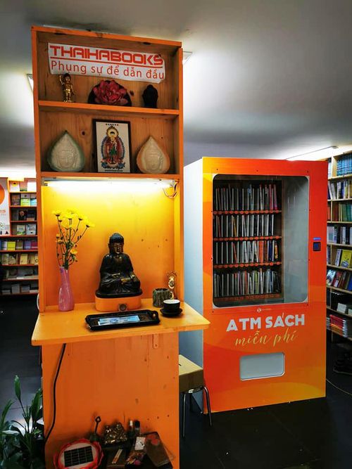 Sáng 24/4, ATM sách miễn phí đầu tiên bắt đầu “nhả sách” tại nhà sách Thái Hà, phường Nghĩa Tân, quận Cầu Giấy, Hà Nội.