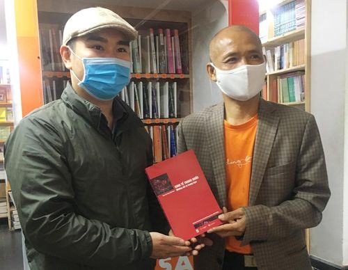 TS Nguyễn Mạnh Hùng cũng mong muốn những người hiểu biết về kỹ thuật, nhiệt tâm với sách, cùng chung tay thực hiện, triển khai ATM sách miễn phí. “Đây là phiên bản đầu tiên nên cần được tiếp tục nghiên cứu, nâng cấp, cải tiến, hoàn thiện để tốt nhất có thể. Tôi cần sự ủng hộ của những người yêu sách và lan tỏa việc đọc tới nhiều người”.