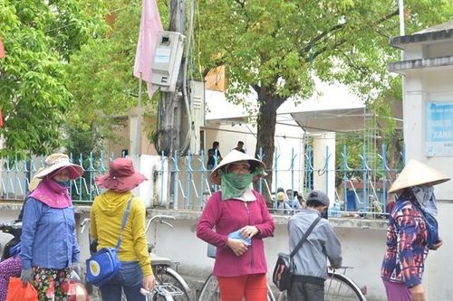 Nhiều người dân vẫn tiếp tục đến điểm ATM này sau khi đã tạm dừng với hi vọng được phát gạo vào trưa 24/4
