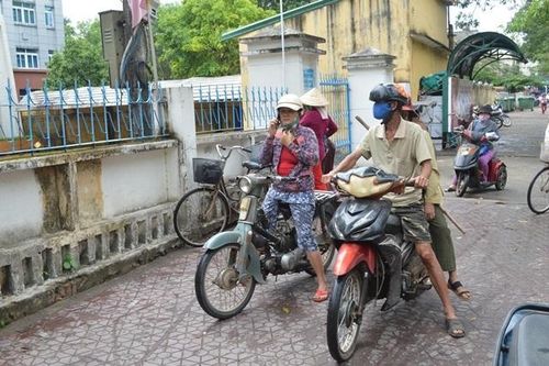 Người bán vé số ngậm ngùi vì không nhận được gạo tình thương phải về tay không