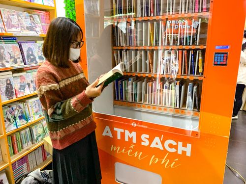 Sau 3 giây, máy sẽ tự động nhả sách.