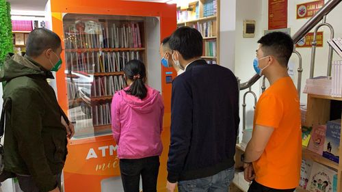Điểm ATM sách miễn phí đầu tiên đã đón 20 người đến nhận trong sáng 24/4.