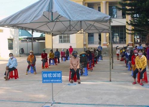 Người dân được bố trí ngồi chờ theo đúng khoảng cách 2m. Ảnh: P.L