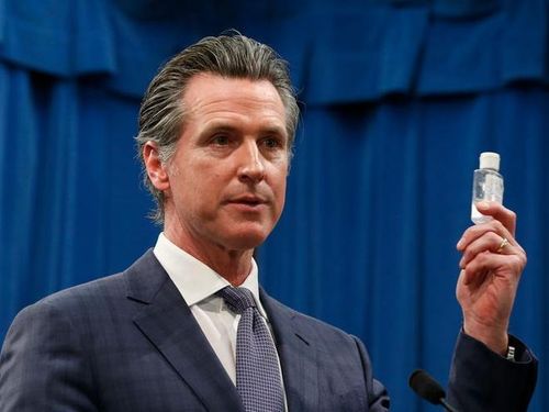Gavin Newsom là một chính trị gia theo đảng Dân chủ, đồng thời là thống đốc đầu tiên tại Mỹ ban hành lệnh phong tỏa trên toàn bang khi đại dịch Covid-19 bùng phát. Ông cũng lên kế hoạch phối hợp phòng chống dịch với 2 bang Oregon và Washington. Ảnh: Rich Pedroncelli.