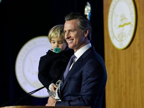 Gavin Newsom nhậm chức thống đốc bang California vào tháng 1/2019. Ông ủng hộ nhiệt tình những sáng kiến về sức khỏe, giáo dục công, và nhà ở giá rẻ. Ảnh: AP.
