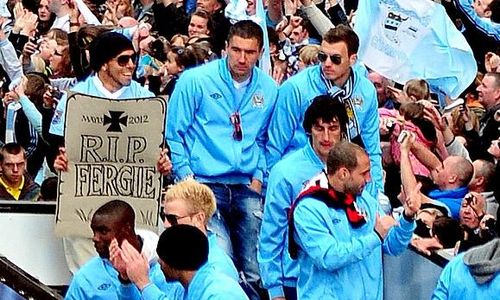  Tevez có hành động khiêu khích Sir Alex với tâm băng-rôn "RIP Fergie". 