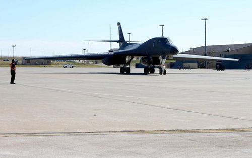 Phi cơ B-1B Lancer cất cánh từ căn cứ không quân Ellsworth vào ngày 21/4, chuyến bay làm nhiệm vụ đến Nhật Bản kéo dài trong 30 tiếng. Máy bay được tiếp nhiên liệu trên không trong suốt hành trình.
