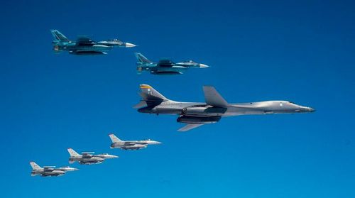 Phi cơ B-1B bay trở về Mỹ sau khi hoàn thành cuộc tập trận chung với JASDF, chứng minh khả năng hoạt động liên tục trong thời gian dài của máy bay ném bom chiến lược Mỹ. Máy bay ném bom chiến lược tàng hình B-2 từng thực hiện nhiệm vụ kéo dài trong 44 giờ.