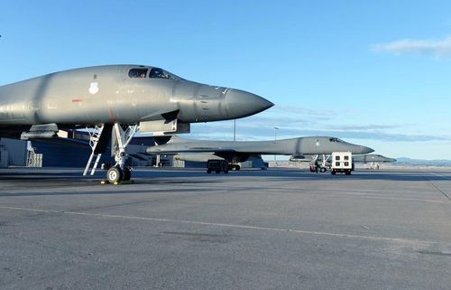 Không quân Mỹ đã bất ngờ điều động máy bay ném bom chiến lược B-1B Lancer bay thẳng từ căn cứ ở South Dakota đến Nhật Bản, để tiến hành cuộc tập trận chung với các máy bay của lực lượng Phòng vệ đường không Nhật Bản (JASDF).
