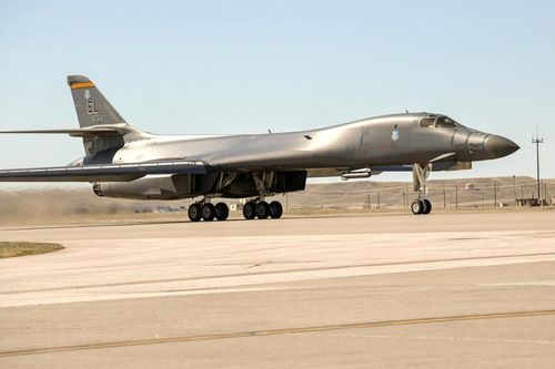 Theo Airfore Technology, B-1B có phạm vi hoạt động 9.400 km với nhiên liệu nội bộ. Lancer cùng với Tu-160 của Nga là 2 loại máy bay ném bom tốc độ siêu thanh đang hoạt động trên thế giới.