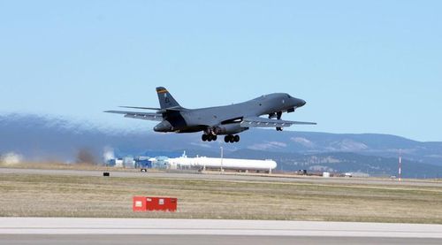 Việc điều động B-1B bay thẳng từ Mỹ đến Nhật Bản để tập trận là động thái bất thường của Không quân Mỹ, sau khi lực lượng này tuyên bố chấm dứt việc triển khai quay vòng máy bay ném bom chiến lược trên đảo Guam từ năm 2004 đến nay.