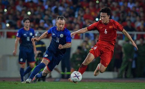Tiền vệ Stephan Schrock (trái) trong trận bán kết lượt về AFF Cup 2018 trên sân Mỹ Đình. Ảnh: Việt Linh.