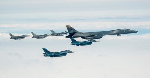  Máy bay ném bom chiến lược B-1B Lancer trong cuộc tập trận đầu tiên với Nhật Bản vào ngày 22/4, sau khi rút khỏi đảo Guam. Ảnh: USAF. 