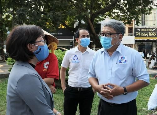 PGS. TS Trần Thiên Phúc, Phó Hiệu trưởng nhà trường đến thăm nhóm thực hiện "ATM gạo".