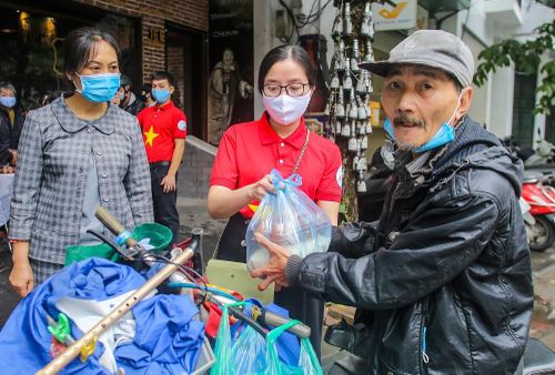 Nhiều người khó khăn được nhận thực phẩm. Ảnh: NGÔ NHUNG