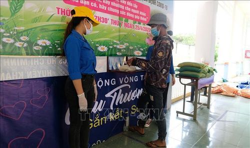 Người dân đến với “ATM gạo” tại thị trấn Khánh Vĩnh (huyện Khánh Vĩnh, Khánh Hòa) trong ngày 25/4.