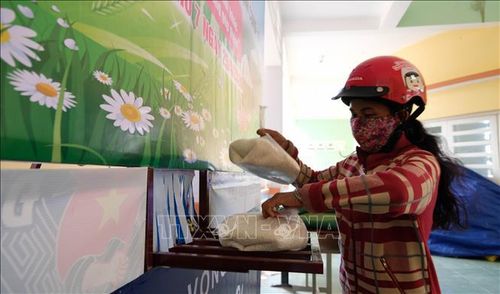 : Người dân nhận gạo từ “ATM gạo” tại thị trấn Khánh Vĩnh (huyện Khánh Vĩnh, Khánh Hòa) trong ngày 25/4.